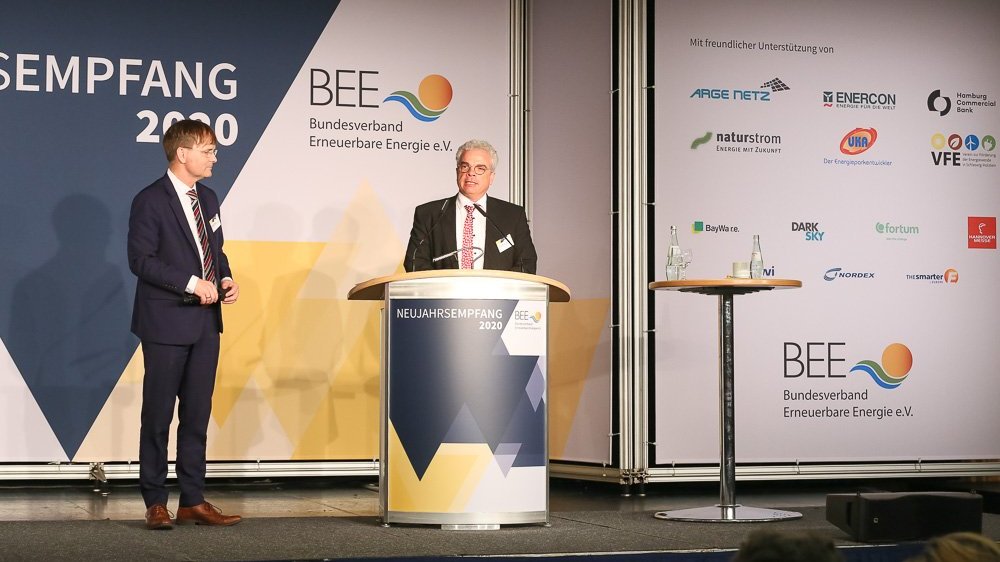Claudius da Costa Gomez und Wolfram Axthelm, BEE-Geschäftsführer, auf der Bühne beim BEE-Neujahrsempfang 2020