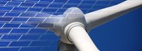 Solarkollektoren eingeblendet vor Nahaufnahme von Windrad mit blauem Hintergrund