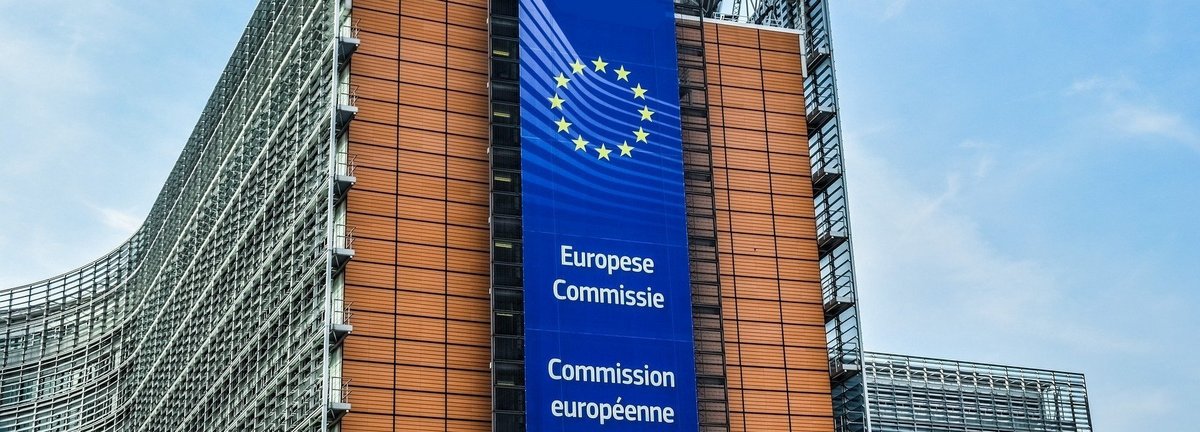 Tiefe Ansicht auf Gebäude der Europäischen Kommission vor einem blauen Himmel