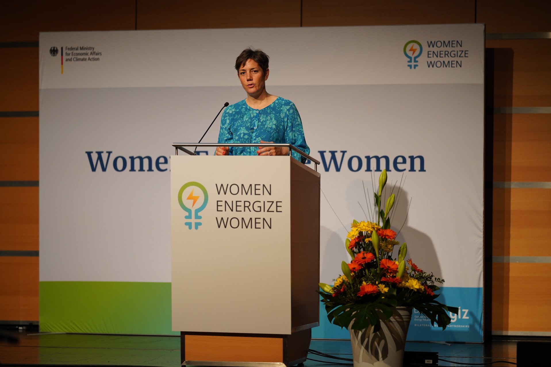 Walburga Hemetsberger auf der Bühne bei der 1. WEW-Konferenz