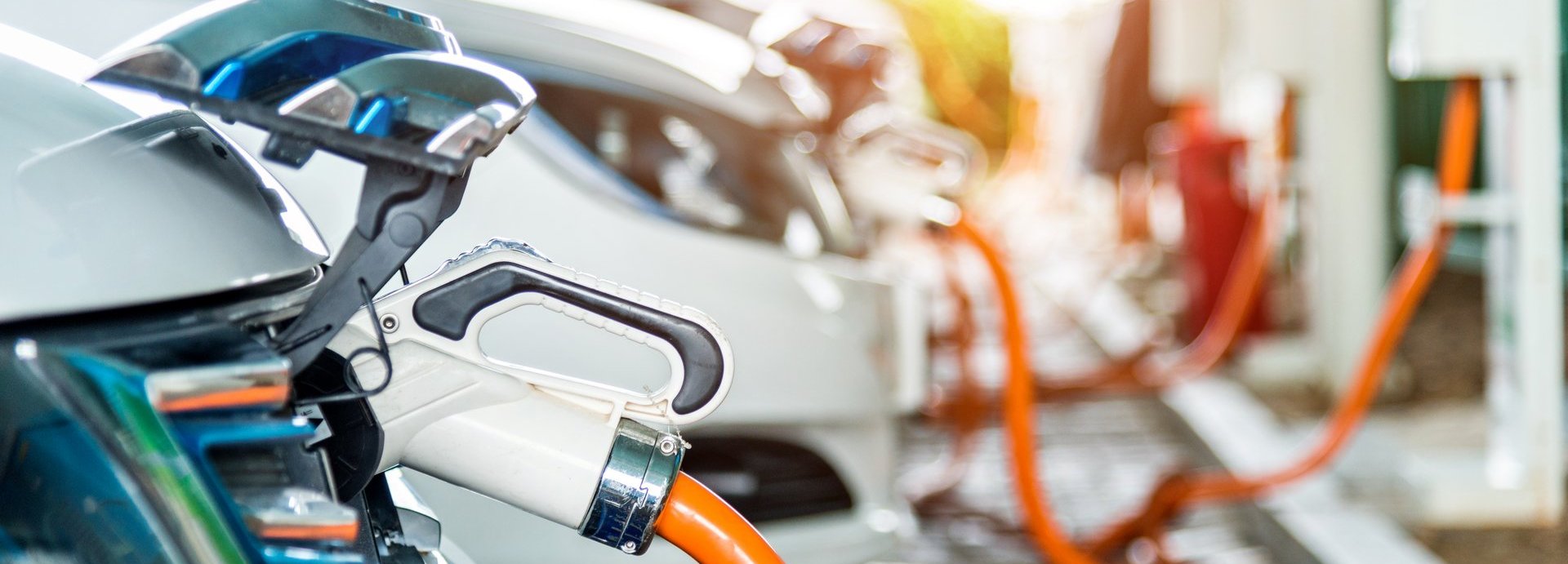 Beschreibung: E-Autos werden geladen