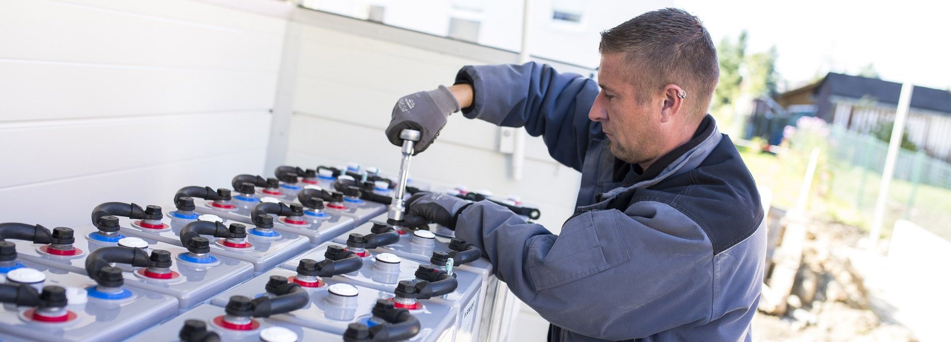 Arbeiter installiert einen Energiespeicher in Freiberg