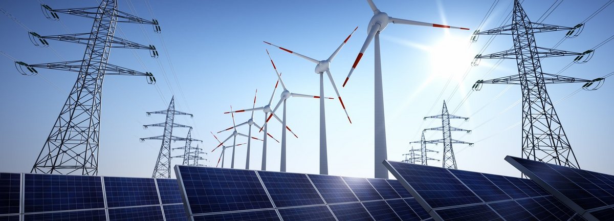 Strommasten Solarkolelktoren und Windräder vor einem sonnigen blauen Himmel