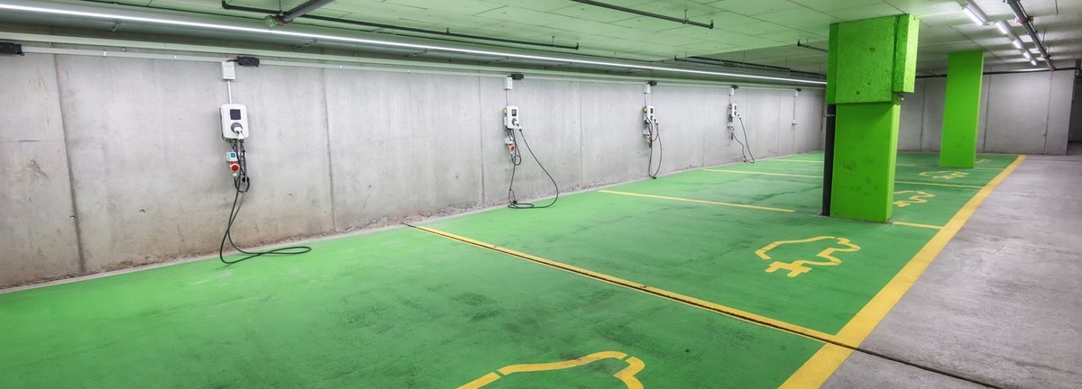 leere Elektro Ladeplätze in einer Tiefgarage mit grünen Markierungen auf dem Boden