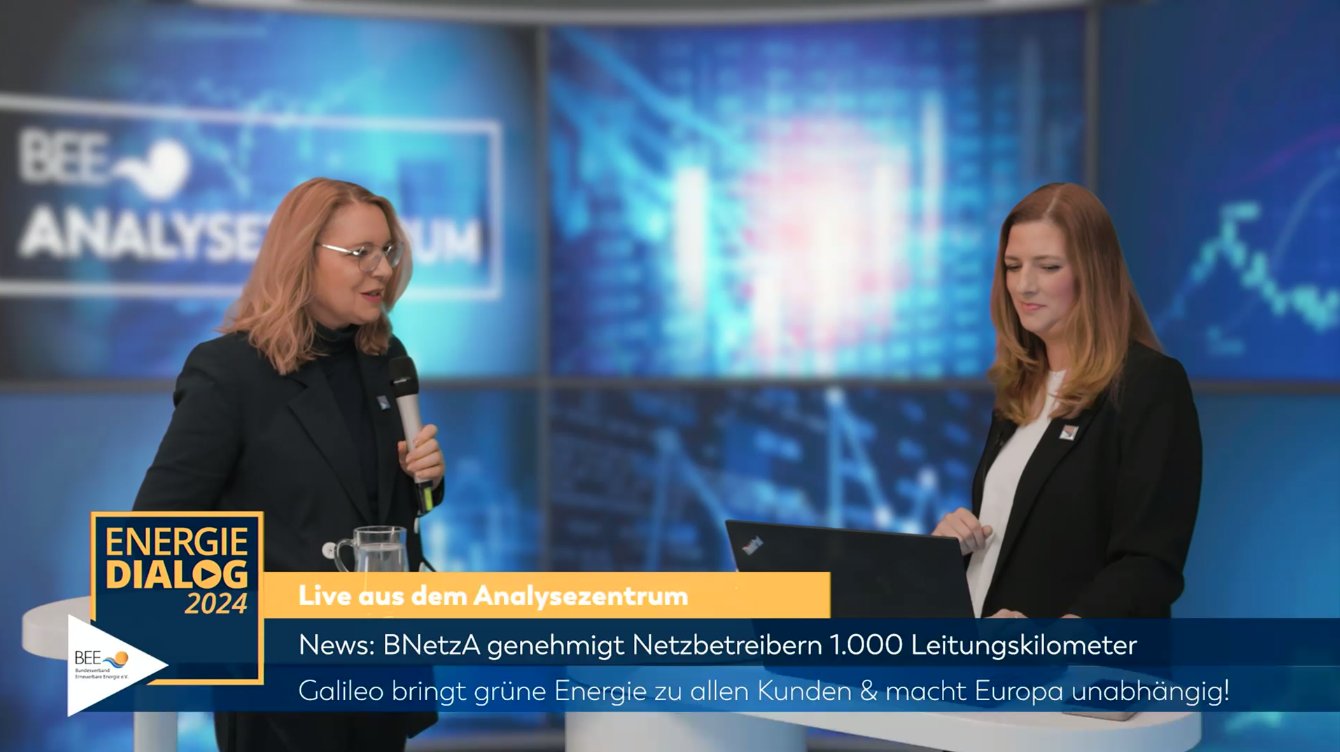 Prof. Claudia Kemfert mit Sandra Rostek im BEE Analysezentrum begleitend zum Energiedialog 2024