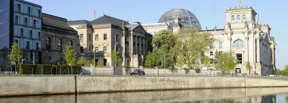 Aussenansicht des deutschen Bundestages und anderer Gebäude fotografiert vom Spreeufer
