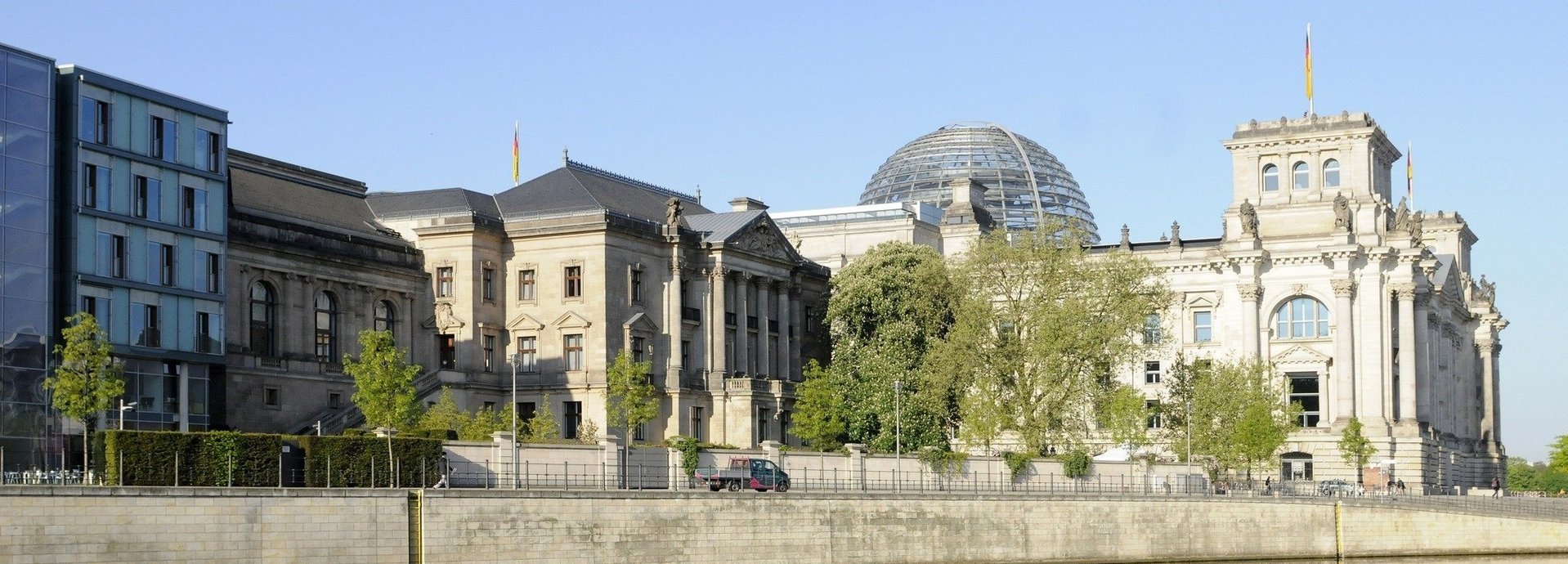 Aussenansicht des deutschen Bundestages und anderer Gebäude fotografiert vom Spreeufer