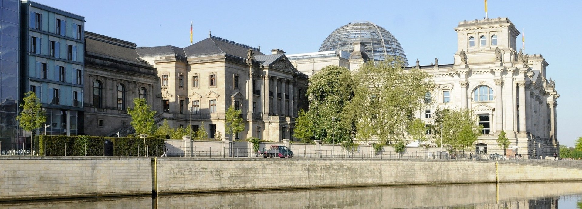 Aussenansicht des deutschen Bundestages und anderer Gebäude fotografiert vom Spreeufer