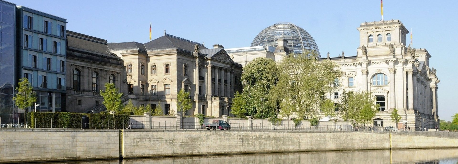 Aussenansicht des deutschen Bundestages und anderer Gebäude fotografiert vom Spreeufer