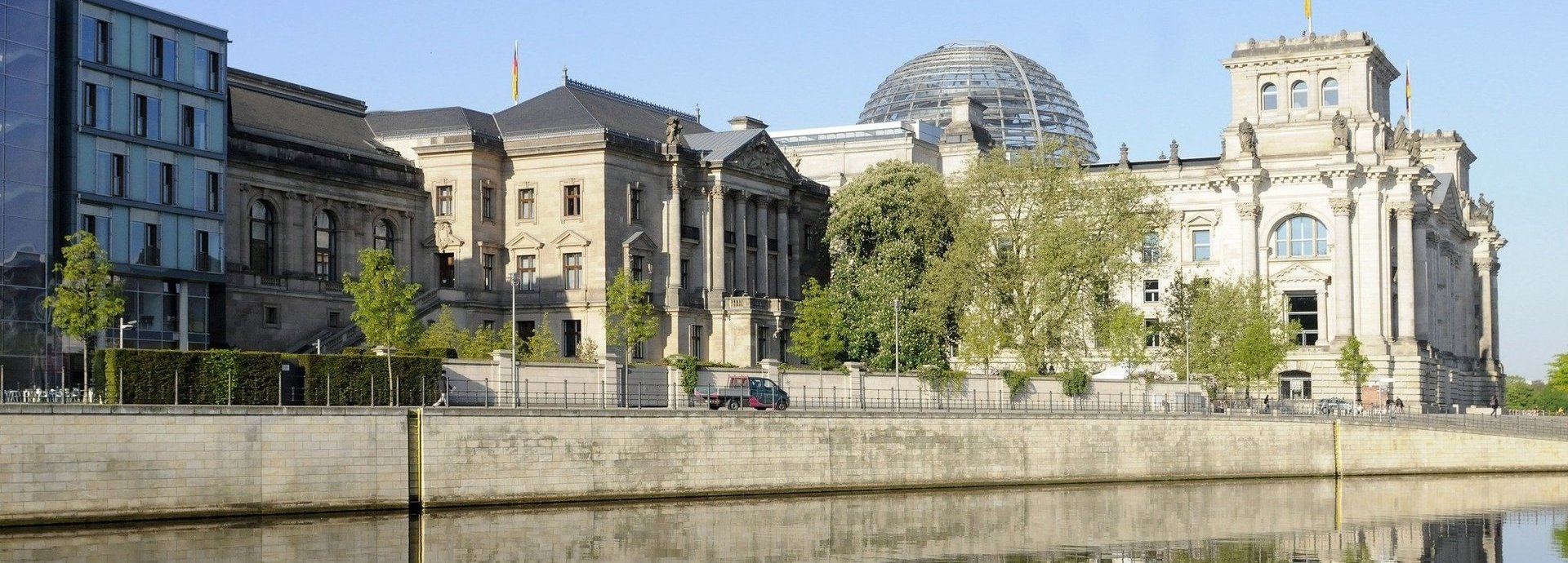 Aussenansicht des deutschen Bundestages und anderer Gebäude fotografiert vom Spreeufer