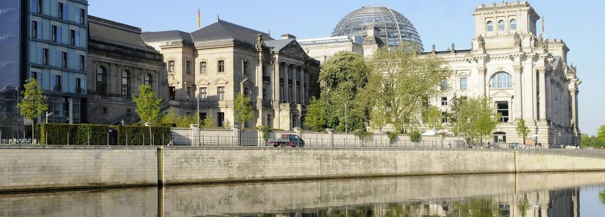 Aussenansicht des deutschen Bundestages und anderer Gebäude fotografiert vom Spreeufer