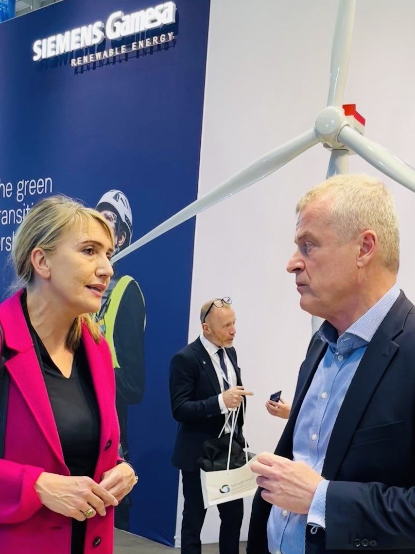 Messerundgang bei der WindEnergy Hamburg 2022 am Stand von Siemens Gamesa