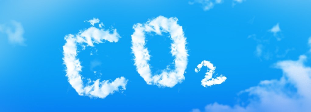 Wolken im blauen Himmel formen das Wort CO2 