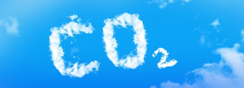 Wolken im blauen Himmel formen das Wort CO2 