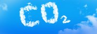 Wolken im blauen Himmel formen das Wort CO2 