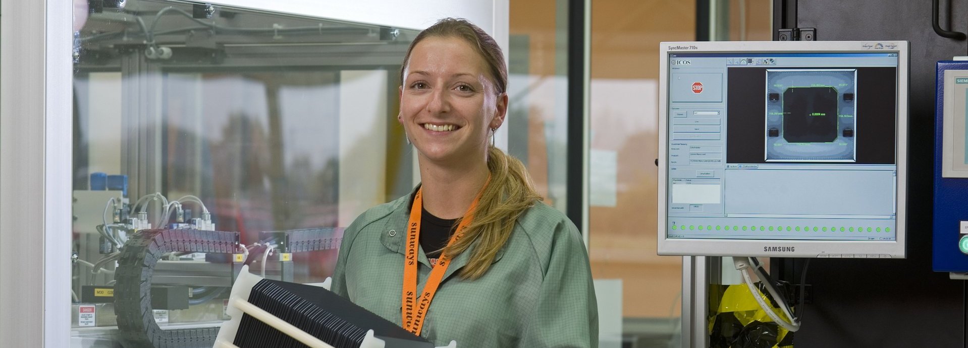 Beschreibung: Arbeiterin hält Photovoltaik-Modul im Labor