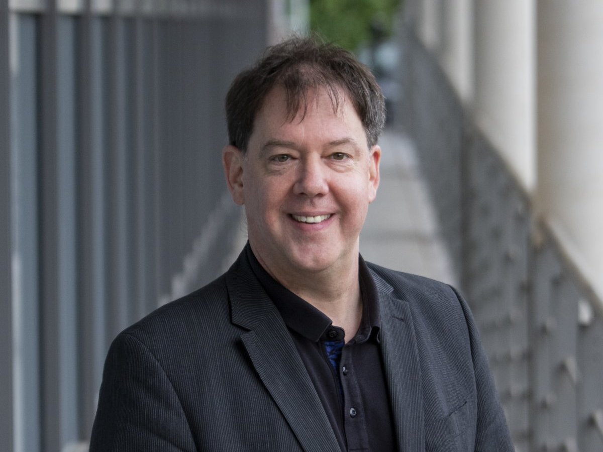 Bildbeschreibung: Portraitbild von Prof. Dr. Stefan Bayer