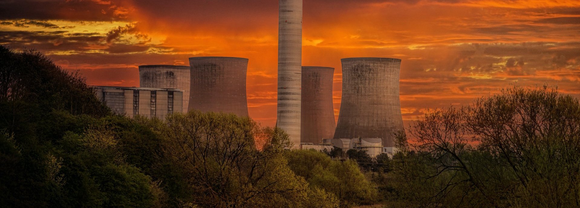 Weißes Kernkraftwerkssilo Unter Orangeem Himmel Bei Sonnenuntergang