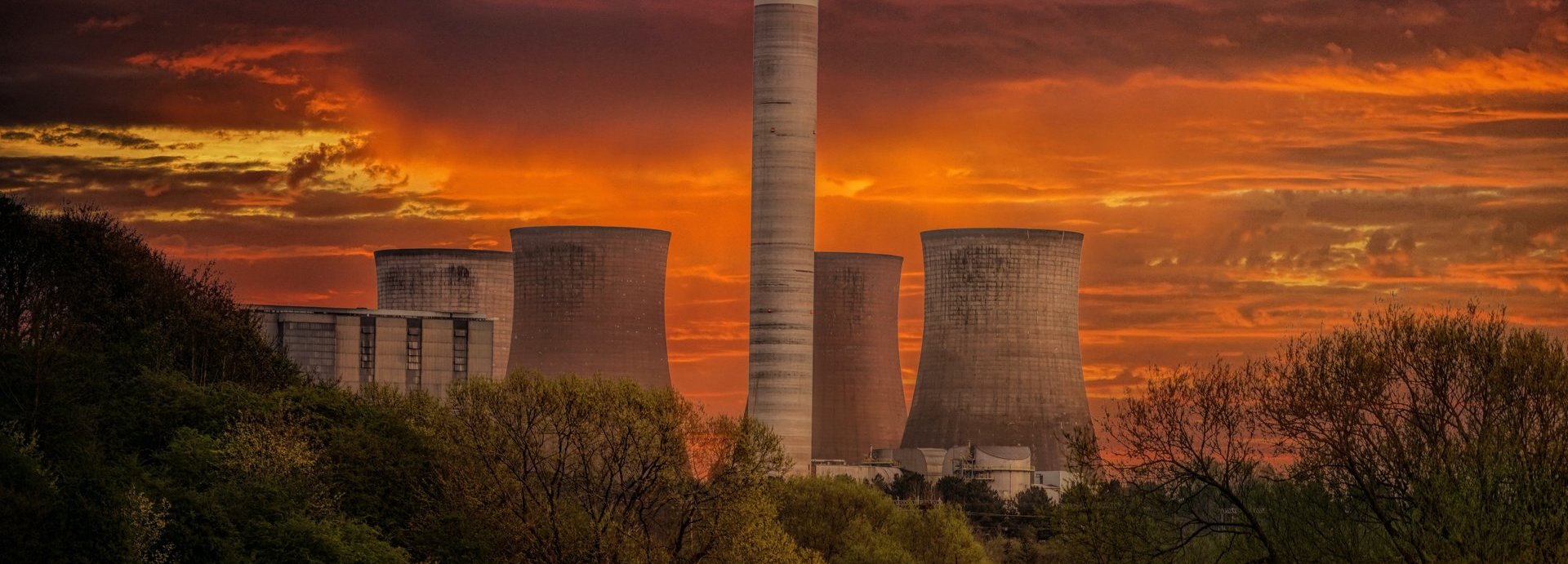 Weißes Kernkraftwerkssilo Unter Orangeem Himmel Bei Sonnenuntergang