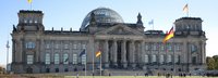 Bundestag mit Grünfläche und hellblauem Himmel