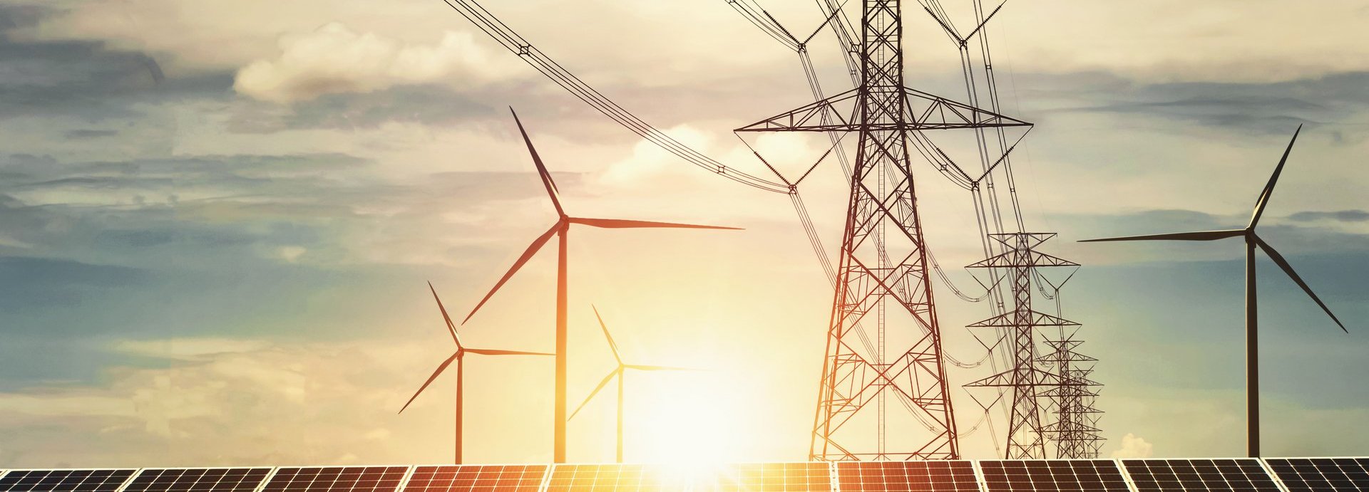Beschreibung: Windräder, Solarkollektoren und Stromleiter vor einem Himmel bei Sonnenaufgang