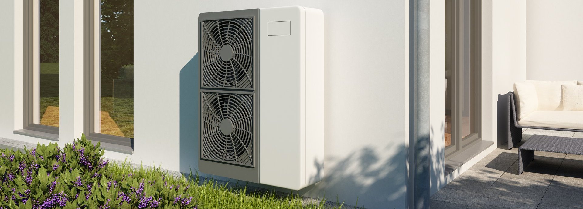 Beschreibung: Eine Wärmepumpe an der Außenwand eines Wohnhauses