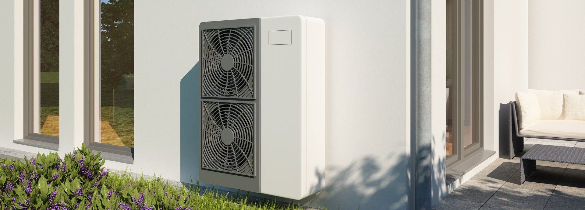 Beschreibung: Eine Wärmepumpe an der Außenwand eines Wohnhauses
