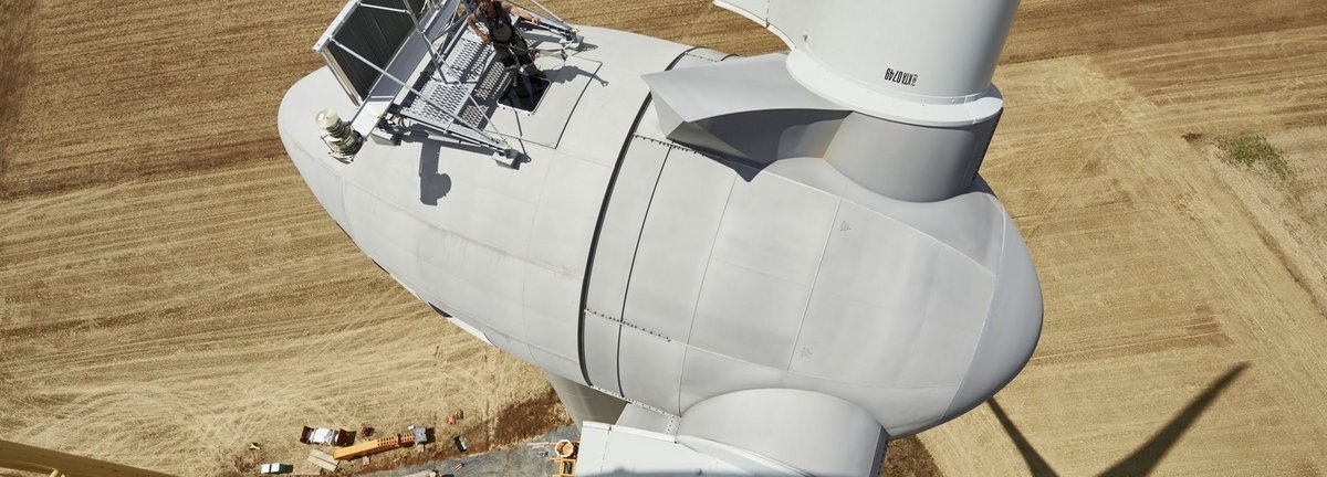 Aufbau von Windenergieanlagen Enercon E-101 im Windpark Melleran in der Region Poitou-Charantes in Frankreich: Monteur Gaël Dupoué auf dem Dach des Maschinenhauses