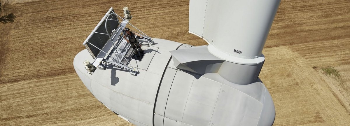 Aufbau von Windenergieanlagen Enercon E-101 im Windpark Melleran in der Region Poitou-Charantes in Frankreich: Monteur Gaël Dupoué auf dem Dach des Maschinenhauses