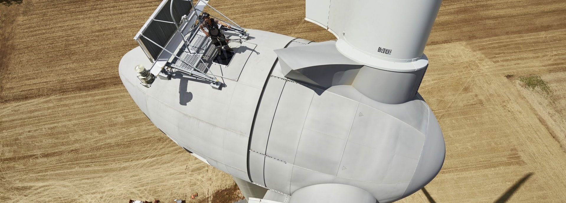 Aufbau von Windenergieanlagen Enercon E-101 im Windpark Melleran in der Region Poitou-Charantes in Frankreich: Monteur Gaël Dupoué auf dem Dach des Maschinenhauses