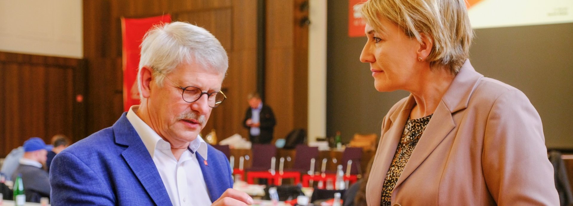 IG-Metall-Bezirksleiter Meinhard Geiken und BEE-Präsidentin Dr. Simone Peter nebeneinander