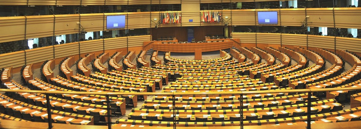 Leerer Saal des Europäischen Parlaments mit gelbem Licht