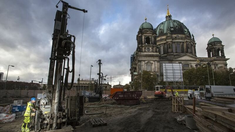 Geothermie Bohrung auf einer Baustelle vor einem alten Kuppelgebäude in Berlin