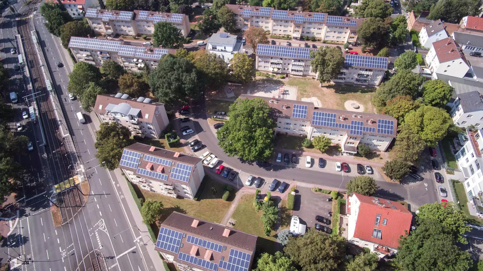 Vogelperspektive auf ein Wohngebiet mit zahlreichen Solarzellen auf den Dächern