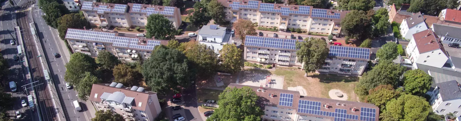 Vogelperspektive auf ein Wohngebiet mit zahlreichen Solarzellen auf den Dächern