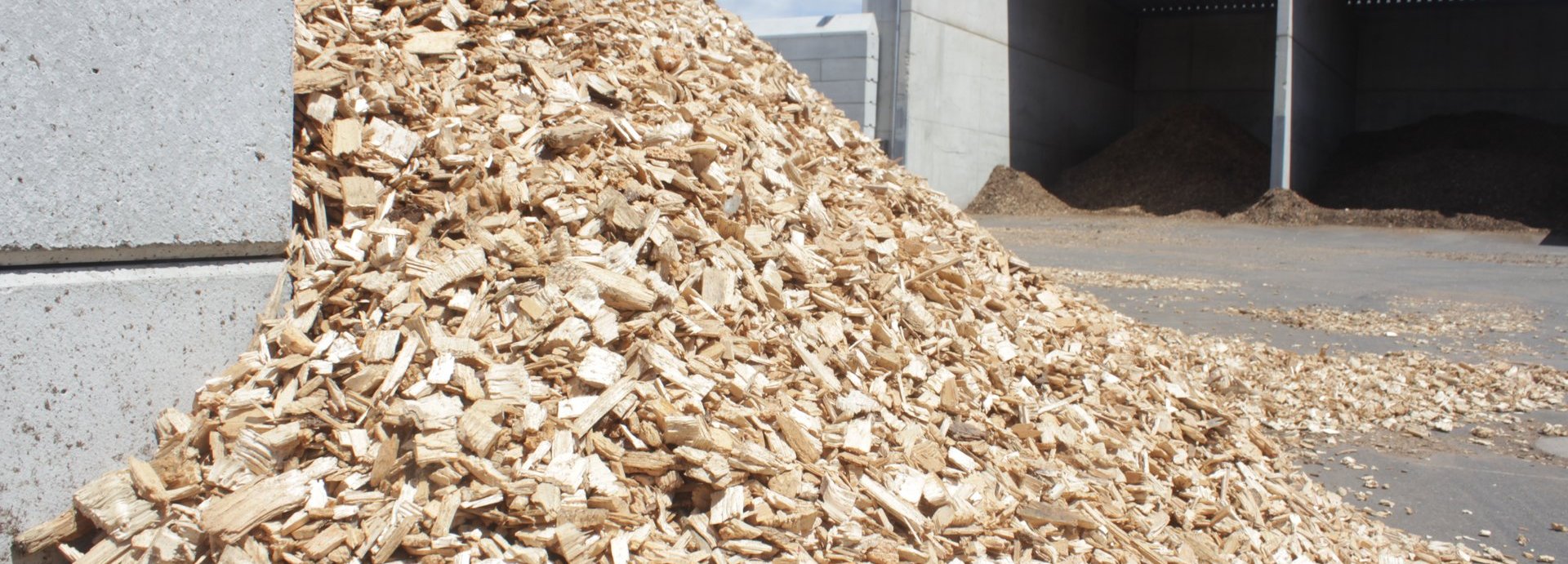 Beschreibung: Großer Haufen Holzhackschnitzel