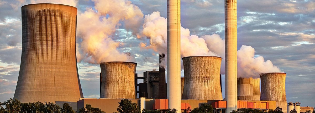 Atomkraftwerk, rauchende Schornsteine