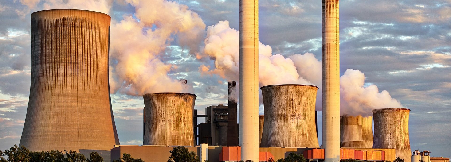 Atomkraftwerk, rauchende Schornsteine