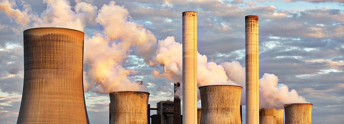 Atomkraftwerk, rauchende Schornsteine