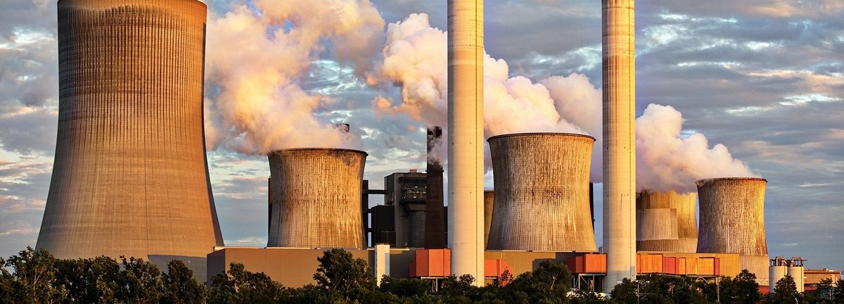 Atomkraftwerk, rauchende Schornsteine