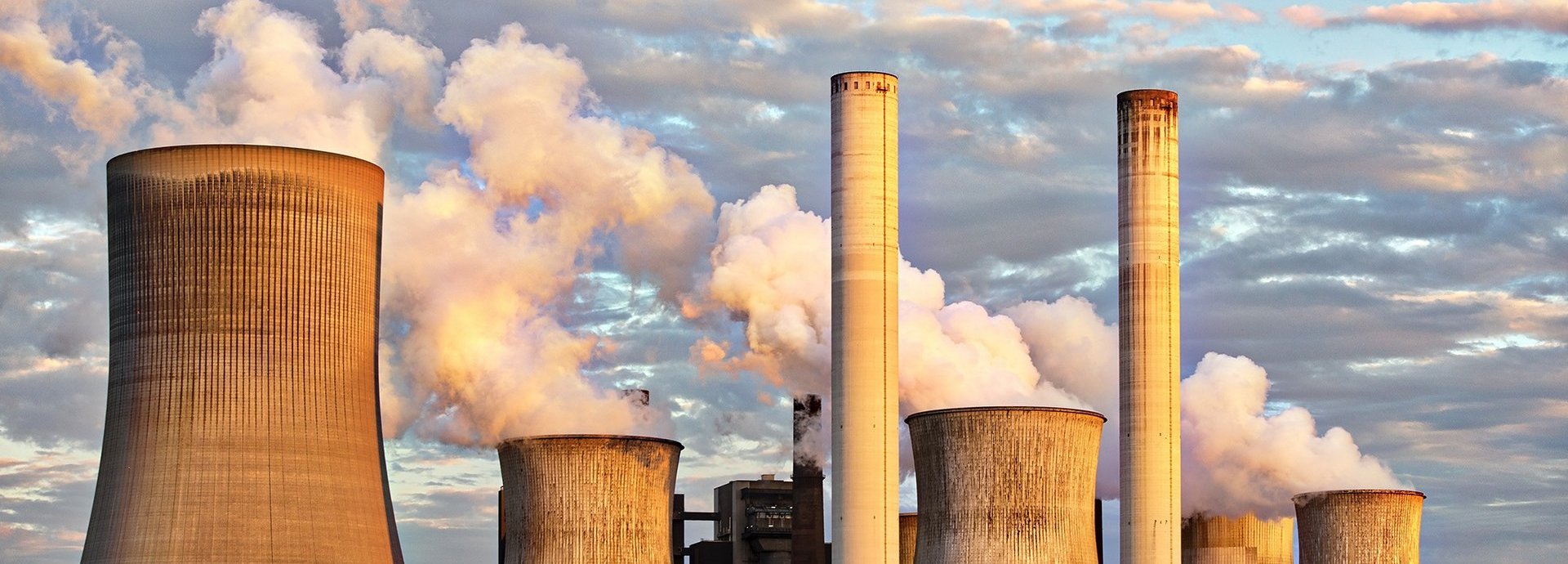 Atomkraftwerk, rauchende Schornsteine