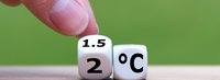 Symbol für die Begrenzung der globalen Erwärmung. Die Hand dreht einen Würfel und ändert den Ausdruck „2°C“ in „1,5°C“ oder umgekehrt.