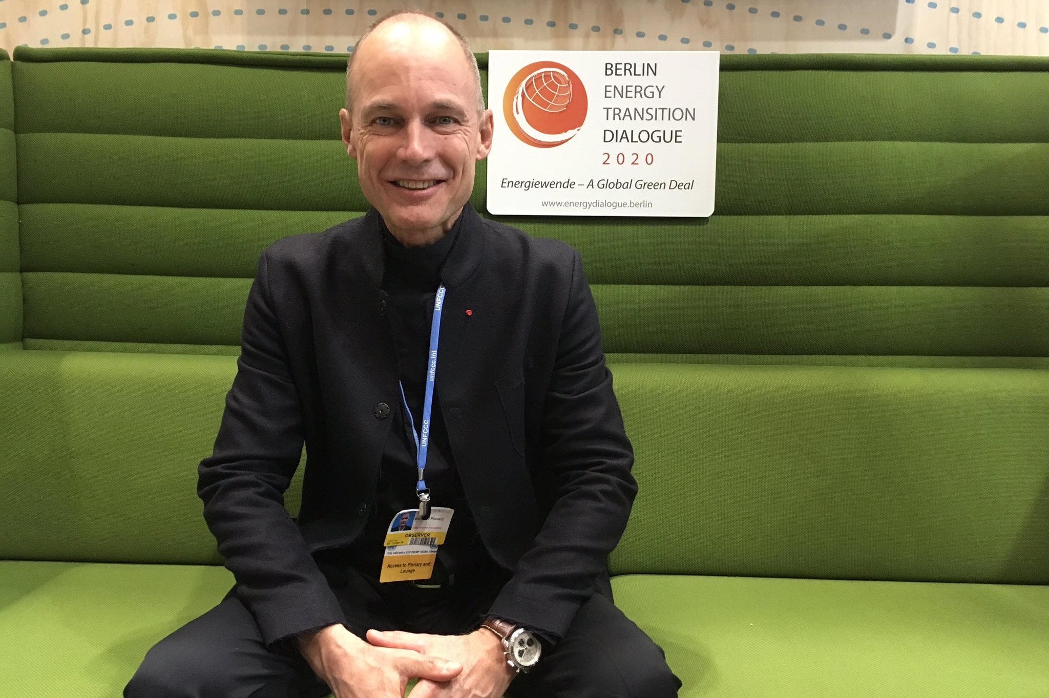 Bertrand Piccard sitzt auf dem Grünen Sofa beim BETD2020