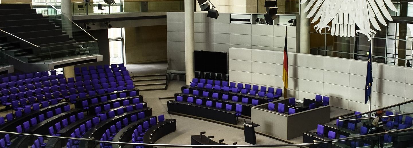 Innere des Plenarsaals des Bundestags mit leeren Stuhlreihen