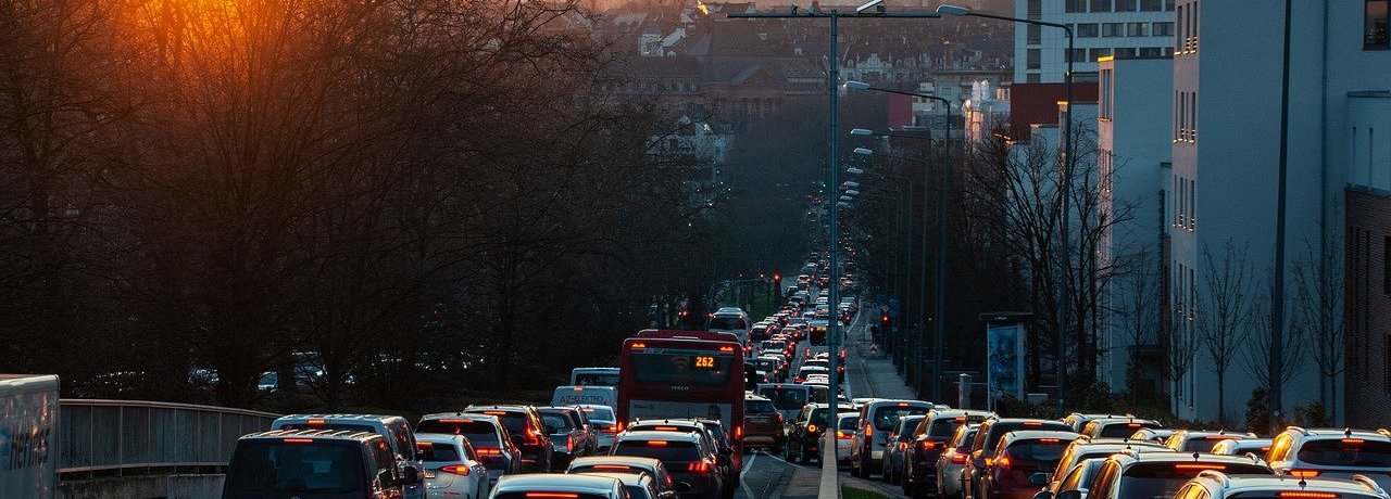 Beschreibung: Volle Straße in der Stadt in der Abendsonne