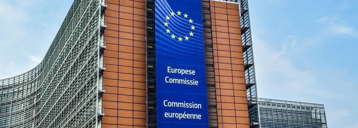 Blaues Banner der Europäischen Kommission am Gebäude