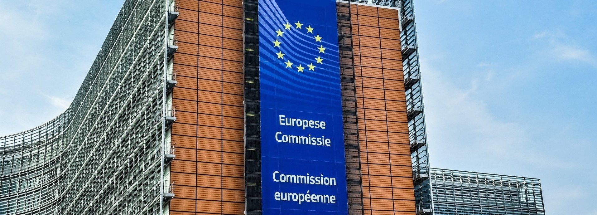 Blaues Banner der Europäischen Kommission am Gebäude