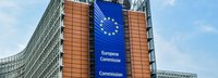 Blaues Banner der Europäischen Kommission am Gebäude
