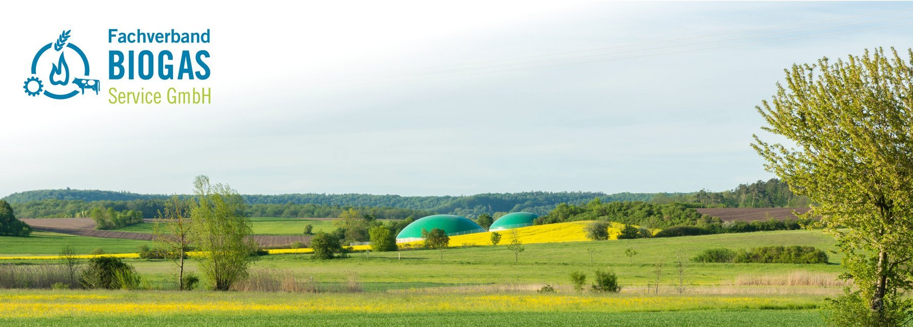 Feld mit Biogasanlage
