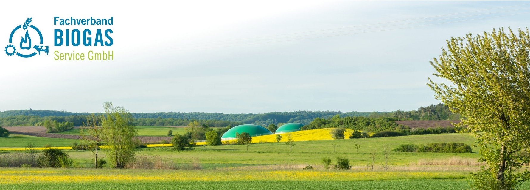 Feld mit Biogasanlage